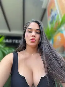 BellaLeclair_ - Squeeze my boobs