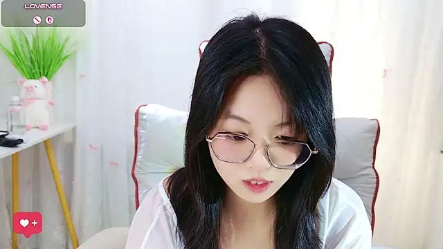 QiQi-Big - 裸胸乳夹诱惑
