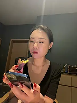 Eva10069 - 跟朋友出门旅游，酒店🏨家庭房勾引朋友老公