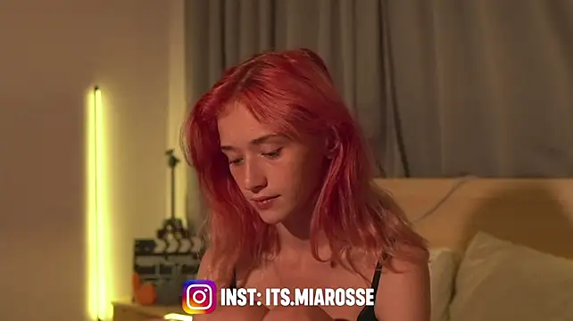 ItsMiaRosee - air kiss💋
