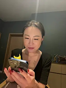 Eva10069 - 跟朋友出门旅游，酒店🏨家庭房勾引朋友老公