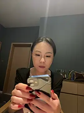 Eva10069 - 跟朋友出门旅游，酒店🏨家庭房勾引朋友老公