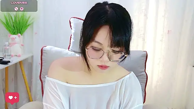 QiQi-Big - 裸胸乳夹诱惑