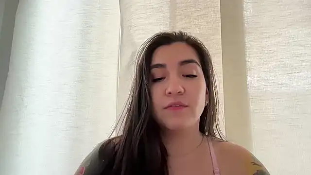 KathiaJenner - Slowly sliding down my loose jeans 👖👀