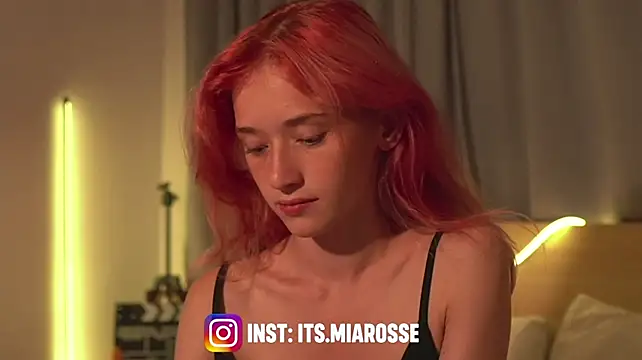 ItsMiaRosee - air kiss💋