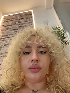 CurlyDaisy - shake boobs in your face