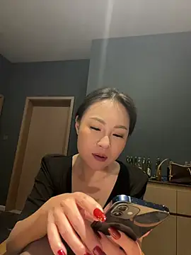 Eva10069 - 跟朋友出门旅游，酒店🏨家庭房勾引朋友老公