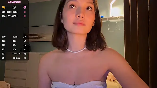 RochelTrewhitt - naked butt close to the camera