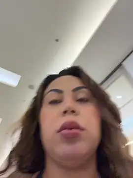 LariiHotWife - Tirar calcinha no shopping