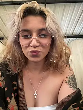 Isabella_varella- - striptease and oil all over the body​​🤤