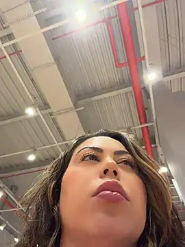 LariiHotWife - Tirar calcinha no shopping