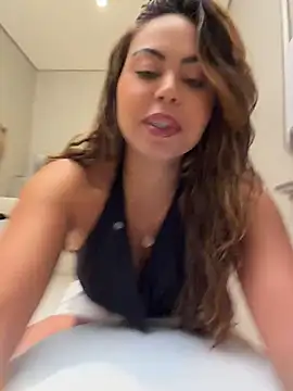 LariiHotWife - Tirar calcinha no shopping