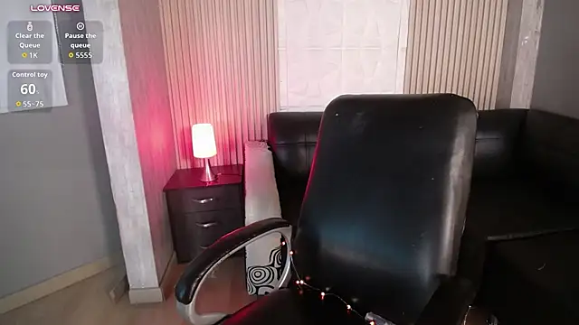 Honney_dark - Take off my skirt and oil on my buttocks