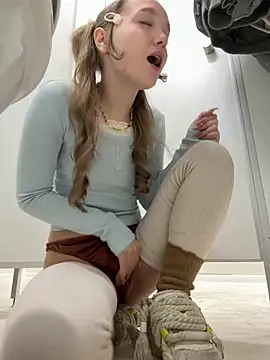 Bambi_lu - no pants! open door for 60 sec!