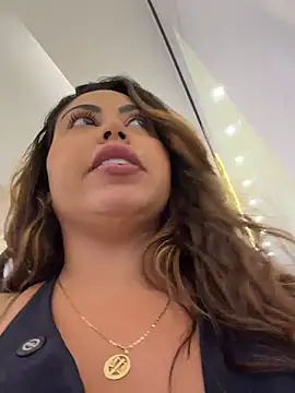 LariiHotWife - Tirar calcinha no shopping