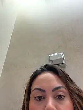 LariiHotWife - Tirar calcinha no shopping