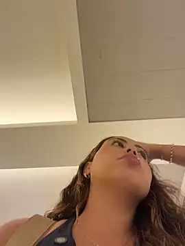 LariiHotWife - Tirar calcinha no shopping