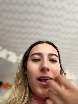 Kloe__t18 - Rife dildo in the bathroom of gym