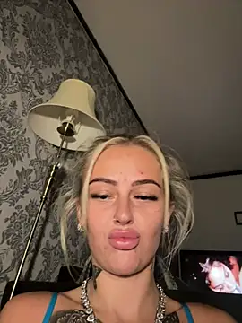 SquirtQueenNaughtyCourts - RIDE DILDO😈💦😛