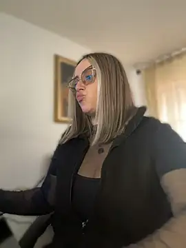 CurvyLust_x - Off pants and twerking