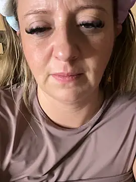 Poppyshaw_ - Boobs out 5 mins 🔥