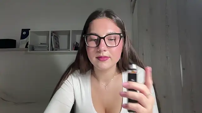 Rubymoonv - Pinch my nipples closely🔞
