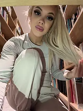 AlyssaFoxx_ - Show Pussy Closeup in Public💦