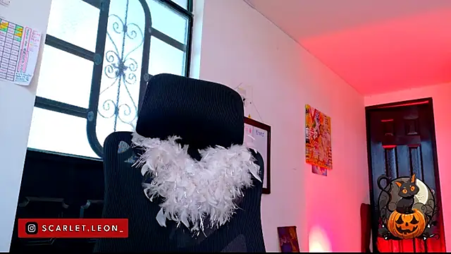 Scarletleon77 - Ummmm look under the dress