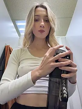 Lia-see-ya - Remove my shorts +spank ass in doorway🤯