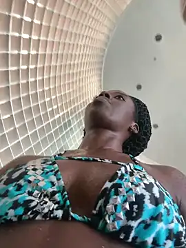Thechocolatepeach - flash boobs 1 min in jacuzzi