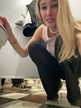 Blonde_exe - camel toe next entrance men's wc 😈