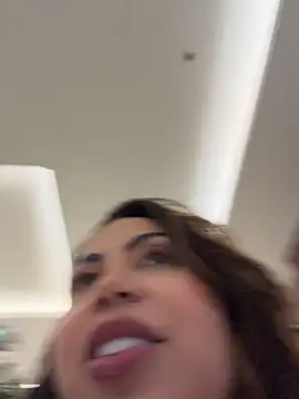 LariiHotWife - Tirar calcinha no shopping