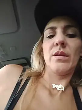 Monita_Med - Flash de Boobies outdoors