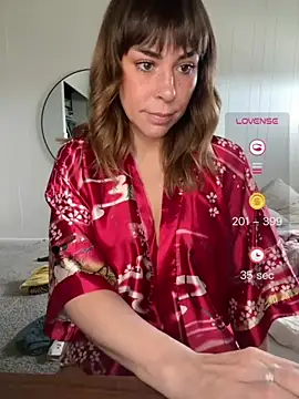 MommyGambit - Squat over cam and play (8tk)