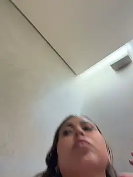 LariiHotWife - Tirar calcinha no shopping