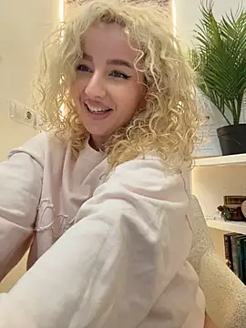 CurlyDaisy - flashh boobies