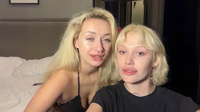 Golden_Aline - kissing