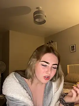 Honeyh - Show tits 5 mins
