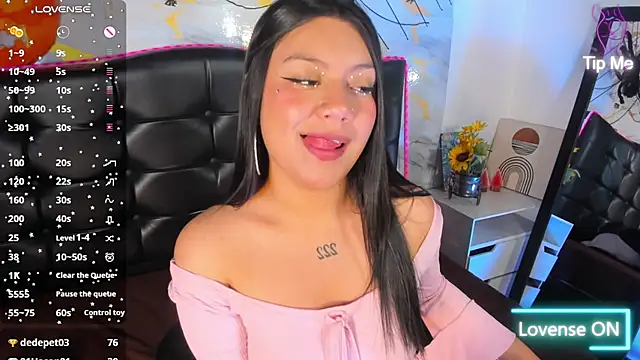 Camigp - Flash bare tits and squeeze them