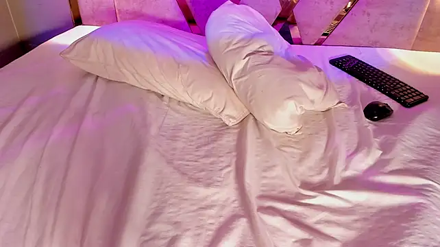 Athenea_Mills - 4 fingers ass