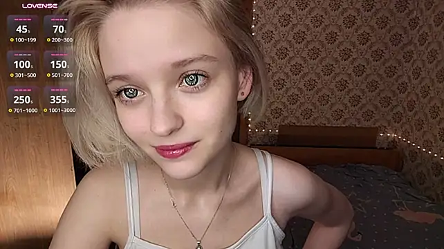 Smartemilia - lift up my t-shirt to see tits in bra