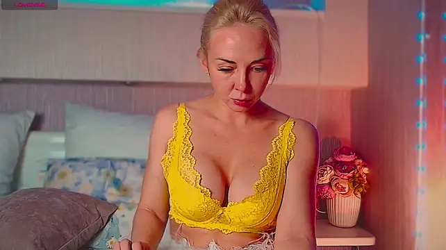 Glorianikolson - squeeze my nipples