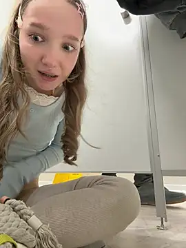 Bambi_lu - ppl here! finger in pussy DOGGY OUTSIDE