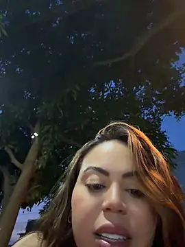 LariiHotWife - Tirar calcinha no shopping