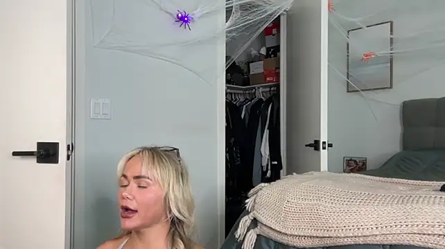ElenaErickson - buzzzz me ;)