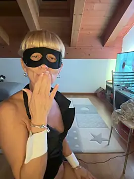 Biondabona - Mi spoglio nuda e comincio a masturbarmi