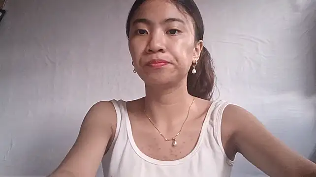 DeeannGunby - Lift my top and play with bra