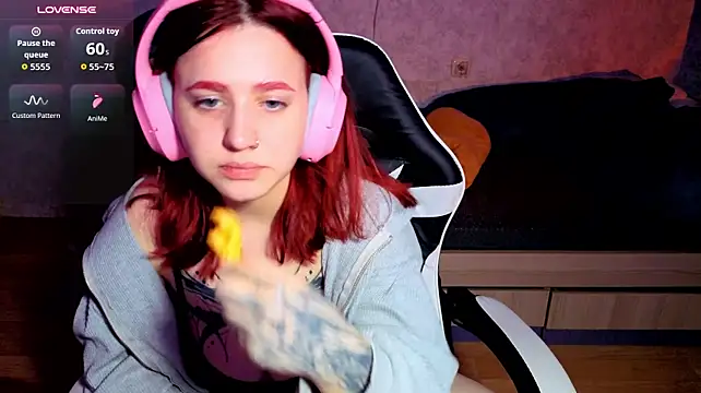 Mini_Lady1 - to jiggle one's breasts