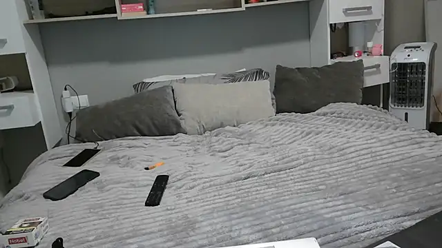 BlondeDesire69 - Quedarme en tetas. Boobs out! 😍