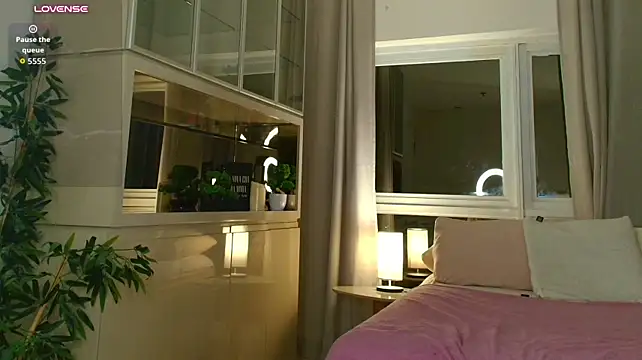 Naya_Milano - breast flash